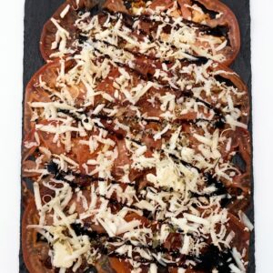 Carpaccio de tomàquet amb formatge de cabra i olivada