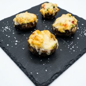 Cors de carxofa farcits de verduretes i llagostins gratinats amb parmesà